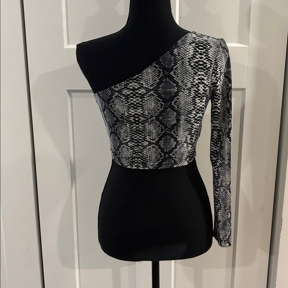 One-Shoulder Snake Print Top - Picture 2 of 4